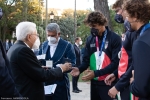 Il Presidente della Repubblica Sergio Mattarella consegna agli atleti una medaglia ricordo