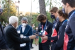 Il Presidente della Repubblica Sergio Mattarella consegna agli atleti una medaglia ricordo