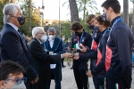 Il Presidente della Repubblica Sergio Mattarella consegna agli atleti una medaglia ricordo