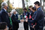 Il Presidente della Repubblica Sergio Mattarella consegna agli atleti una medaglia ricordo