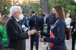 Il Presidente della Repubblica Sergio Mattarella consegna agli atleti una medaglia ricordo