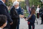 Il Presidente della Repubblica Sergio Mattarella consegna agli atleti una medaglia ricordo