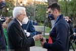 Il Presidente della Repubblica Sergio Mattarella consegna agli atleti una medaglia ricordo