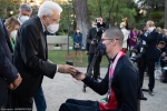 Il Presidente della Repubblica Sergio Mattarella consegna agli atleti una medaglia ricordo
