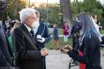 Il Presidente della Repubblica Sergio Mattarella consegna agli atleti una medaglia ricordo