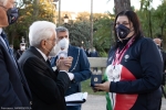 Il Presidente della Repubblica Sergio Mattarella consegna agli atleti una medaglia ricordo