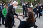 Il Presidente della Repubblica Sergio Mattarella consegna agli atleti una medaglia ricordo