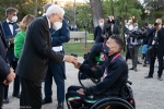 Il Presidente della Repubblica Sergio Mattarella consegna agli atleti una medaglia ricordo