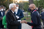 Il Presidente della Repubblica Sergio Mattarella consegna agli atleti una medaglia ricordo