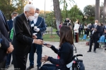 Il Presidente della Repubblica Sergio Mattarella consegna agli atleti una medaglia ricordo