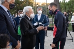 Il Presidente della Repubblica Sergio Mattarella consegna agli atleti una medaglia ricordo