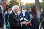 Il Presidente della Repubblica Sergio Mattarella consegna agli atleti una medaglia ricordo
