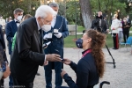 Il Presidente della Repubblica Sergio Mattarella consegna agli atleti una medaglia ricordo