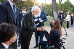 Il Presidente della Repubblica Sergio Mattarella consegna agli atleti una medaglia ricordo