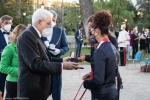 Il Presidente della Repubblica Sergio Mattarella consegna agli atleti una medaglia ricordo