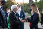 Il Presidente della Repubblica Sergio Mattarella consegna agli atleti una medaglia ricordo