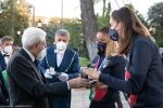 Il Presidente della Repubblica Sergio Mattarella consegna agli atleti una medaglia ricordo