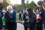 Il Presidente della Repubblica Sergio Mattarella consegna agli atleti una medaglia ricordo