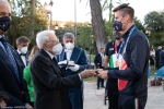 Il Presidente della Repubblica Sergio Mattarella consegna agli atleti una medaglia ricordo