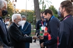 Il Presidente della Repubblica Sergio Mattarella consegna agli atleti una medaglia ricordo