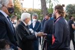 Il Presidente della Repubblica Sergio Mattarella consegna agli atleti una medaglia ricordo