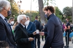 Il Presidente della Repubblica Sergio Mattarella consegna agli atleti una medaglia ricordo