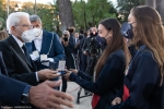 Il Presidente della Repubblica Sergio Mattarella consegna agli atleti una medaglia ricordo