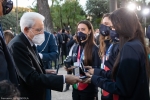Il Presidente della Repubblica Sergio Mattarella consegna agli atleti una medaglia ricordo