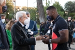 Il Presidente della Repubblica Sergio Mattarella consegna agli atleti una medaglia ricordo