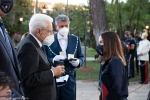 Il Presidente della Repubblica Sergio Mattarella consegna agli atleti una medaglia ricordo