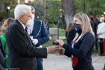 Il Presidente della Repubblica Sergio Mattarella consegna agli atleti una medaglia ricordo