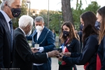 Il Presidente della Repubblica Sergio Mattarella consegna agli atleti una medaglia ricordo