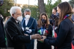 Il Presidente della Repubblica Sergio Mattarella consegna agli atleti una medaglia ricordo