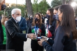 Il Presidente della Repubblica Sergio Mattarella consegna agli atleti una medaglia ricordo