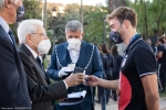 Il Presidente della Repubblica Sergio Mattarella consegna agli atleti una medaglia ricordo