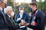 Il Presidente della Repubblica Sergio Mattarella consegna agli atleti una medaglia ricordo