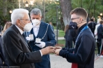 Il Presidente della Repubblica Sergio Mattarella consegna agli atleti una medaglia ricordo