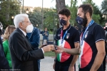 Il Presidente della Repubblica Sergio Mattarella consegna agli atleti una medaglia ricordo