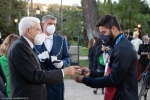 Il Presidente della Repubblica Sergio Mattarella consegna agli atleti una medaglia ricordo