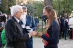 Il Presidente della Repubblica Sergio Mattarella consegna agli atleti una medaglia ricordo
