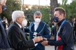 Il Presidente della Repubblica Sergio Mattarella consegna agli atleti una medaglia ricordo