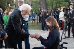 Il Presidente della Repubblica Sergio Mattarella consegna agli atleti una medaglia ricordo