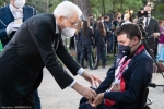 Il Presidente della Repubblica Sergio Mattarella consegna agli atleti una medaglia ricordo