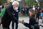 Il Presidente della Repubblica Sergio Mattarella consegna agli atleti una medaglia ricordo