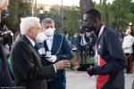 Il Presidente della Repubblica Sergio Mattarella consegna agli atleti una medaglia ricordo