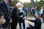 Il Presidente della Repubblica Sergio Mattarella consegna agli atleti una medaglia ricordo