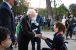 Il Presidente della Repubblica Sergio Mattarella consegna agli atleti una medaglia ricordo
