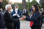 Il Presidente della Repubblica Sergio Mattarella consegna agli atleti una medaglia ricordo