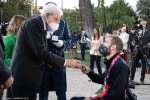Il Presidente della Repubblica Sergio Mattarella consegna agli atleti una medaglia ricordo