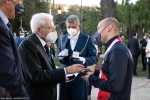 Il Presidente della Repubblica Sergio Mattarella consegna agli atleti una medaglia ricordo
